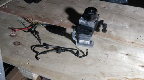 Jednym z tematów do ogarnięcia są przewody hamulcowe. Obecnie, po swapie podłogi i niemożności kupienia - PanNiepoprawny - Hejto.pl