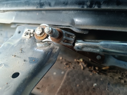 Mechanizm wycieraczek "premium" do Fiata Doblo wytrzymał 9 miesięcy, czyli o 3 dłużej niż wersja standard - Yes_Man - Hejto.pl