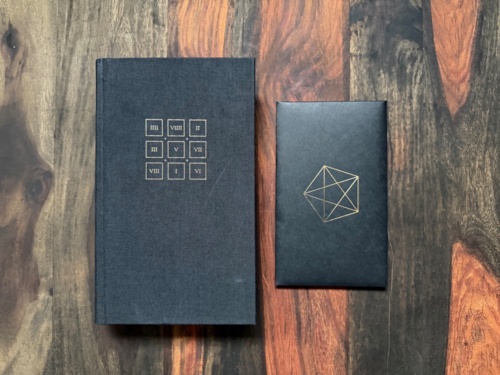 Książka przyszła, więc wrzucam kilka zdjęć edycji kolekcjonerskiej Klubu Dumas od wydawnictwa ArtRage. Wydanie te - WujekAlien - Hejto.pl