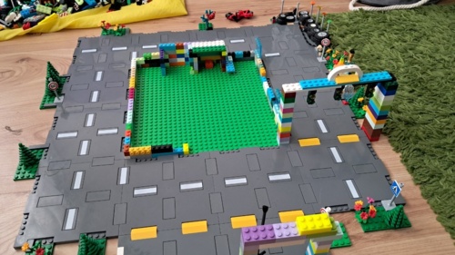 Budujemy tor wyścigowy #lego. Pomysł jest na zagranie kostka i ruszamy ile oczek wypadnie po torze :]. Mlodemu - Spider - Hejto.pl