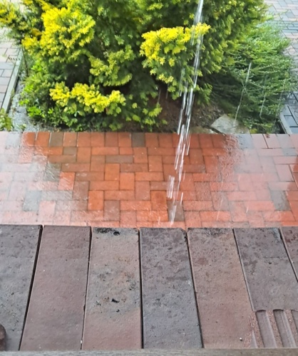 #pogoda #awaria #chujmiwdupe ledwo zaczęło padać i awaria rynny, łącznik się wysunął i leję się pod drzwi - PlatynowyBazant20 - Hejto.pl