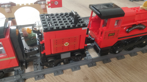 Pierwsze testy zmotoryzowania Ekspresu do Hogwartu. Póki co wygląda to średniawo, bo użyłem tylko klocków jakie - PanNiepoprawny - Hejto.pl