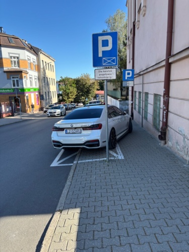 Nie wiedziałem że spersonalizowane tablice dają też status karetki Pomijając już że debil nie zmieścił się - Oczk - Hejto.pl