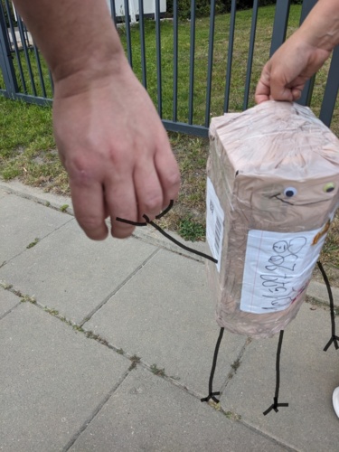 Mam nowego kolegę, przyjechał do paczkomatu od @Cybulion . Idziemy właśnie do domu, zjemy jakąś kolację, a potem - PaczamTylko - Hejto.pl