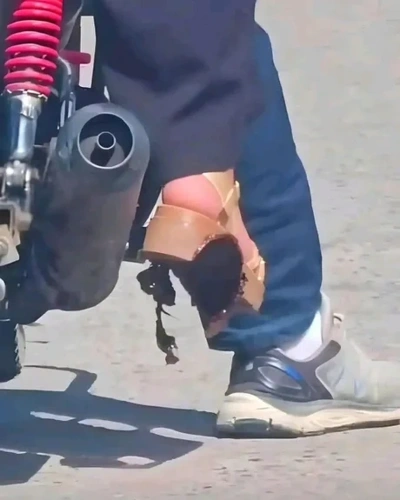 #heheszki #motoryzacja #motocykle Co tu się wydarzyło? :man-facepalming: - Fly_agaric - Hejto.pl