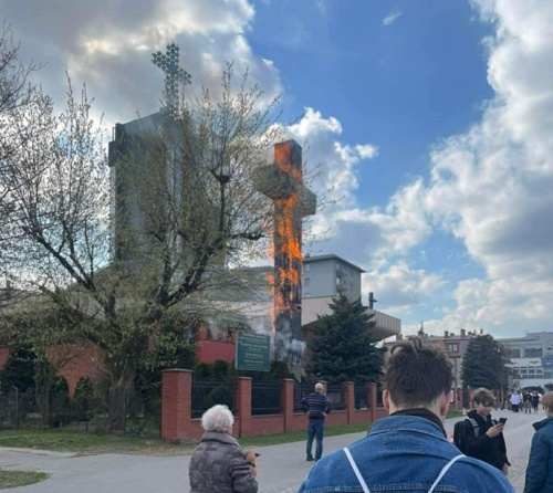 Wczoraj była 21 rocznica odejścia papieżaka za tęczowy most. Mohery tyle postawiły zniczy pod krzyżem pod którym - Acrivec - Hejto.pl