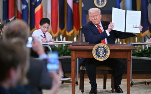 Donald Trump podpisał rozporządzenie likwidujące Departament Edukacji - ostrynacienkim - Hejto.pl