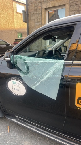 Taki prezent znalazłem dzisiaj rano wychodząc o 0530 do pracy. Z samochodu zginął papierowy kubek z drobnymi (może - Taxidriver - Hejto.pl