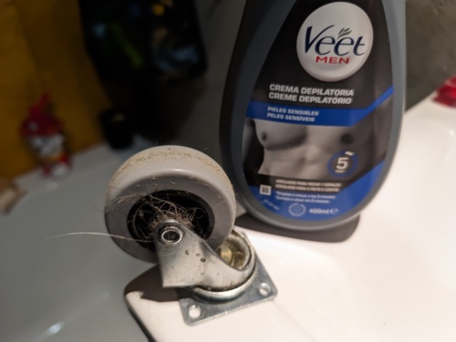 Depilacja kółek meblowych z włosów i sierści. Wiem, dziwne, ale działa i to bez zbędnego wysiłku :wink: #diy - Yes_Man - Hejto.pl