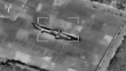 Siły Powietrzne Izraela zniszczyły pięć śmigłowców szturmowych AH-1 w bazie wojskowej w Iranie Filmik - Mikuuuus - Hejto.pl