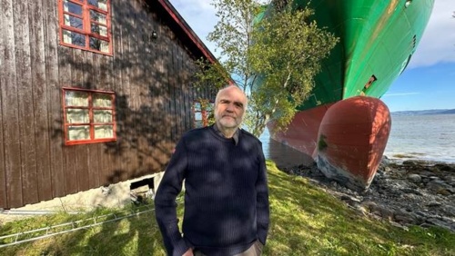 Śpisz sobie spokojnie w swoim małym domku pod Trondheim a tu Ci kontenerowiec się metr od chaty wbija. Stara chrapie - Stashqo - Hejto.pl