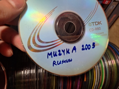 Nie powiem, trochę mnie ciekawi co tam jest ಠ_ಠ #gownowpis #sobotnieporzadki - emdet - Hejto.pl