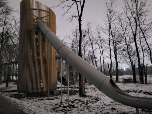 #heheszki #kreatywnabudowlanka #placesmierci Niedaleko swojej ośki znalazłam zjeżdżalnię, która chyba ma na - Fafalala - Hejto.pl