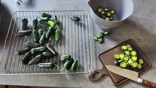 Ostatnio na kantynie w pracy do grillowanych kiełbasek dawali kandyzowane dżalapinis. O jezusicku jakie to dobre - Stashqo - Hejto.pl