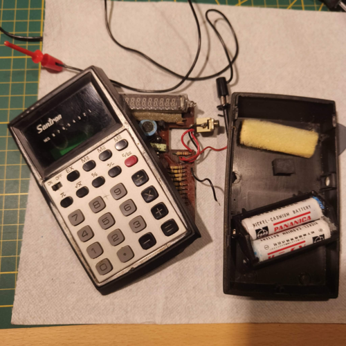 Dzisiejszy pacjent to Santron 523R z 1976 roku kupiony za piątaka. W środku typowe dla tej firmy rozlane ogniwa NiCd - - 6502 - Hejto.pl