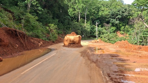 Pamiątka po cyklonie Ditwah, droga do parku Riverston, Sri Lanka.\ #srilanka #podroze #fotografia - Statyczny_Stefek - Hejto.pl