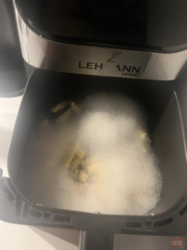 #airfryer #heheszki A jak frytki zostawisz na miesiąc to masz nowa watę cukrowa :grinning: - RACO - Hejto.pl