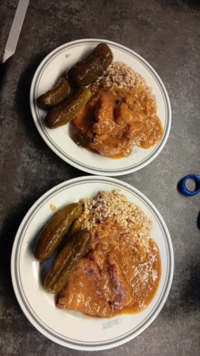 Wstałem po nocce i zapytałem się co różowa by zjadła na obiad i powiedziała że kaszę pęczak by wciągnęła. - AmAd - Hejto.pl