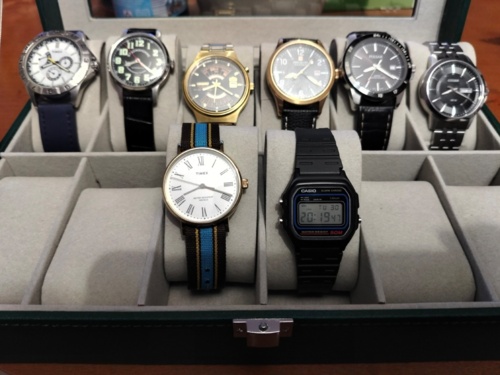 Kupilem sobie szkatulke na 12 zegarkow i od razu lepszy humor. Kolekcja na razie taka,ale planuje uzupelnic i kupic - jajkosadzone - Hejto.pl