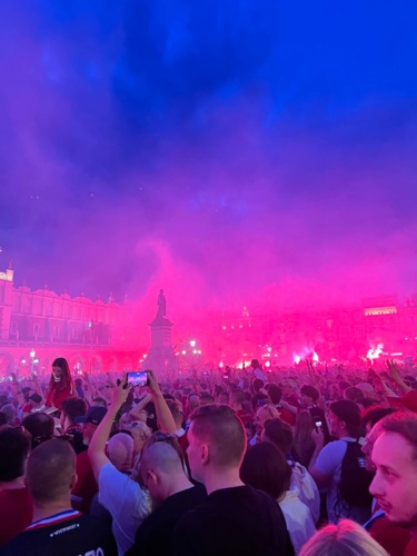 Uratowałem wczoraj chłopu życie Ulica Grodzka, centrum Krakowa, zmierzam na fetę Wisły Kraków. Szaliki, czerwone - Kredafreda - Hejto.pl