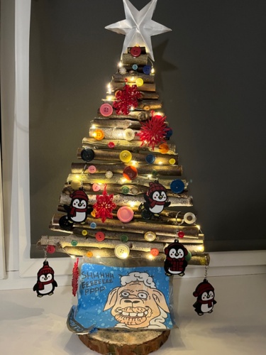 Po kilku modyfikacjach, choineczka gotowa. @pingWIN i śnieżynki też zaczepione. Wybacz @Rozpierpapierduchacz, że nie - Tomoe - Hejto.pl