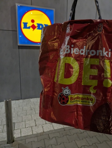 Drogo w tym Lidlu, a ludzie się śmiali z nas przez siatkę Biedronki. Nie zaglądam do tego sklepu za często, ale - evilonep - Hejto.pl