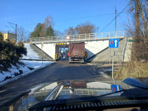 Jechałem za nim dłuższa chwilę, i tak się zastanawiałem jaki ma pomysł... kiedy zobaczyłem, że próbuje - LondoMollari - Hejto.pl