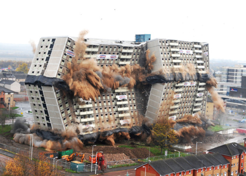 Demolition of Glencairn Tower, Motherwellx Źródło: https://www.flickr.com/photos/northlanarkshirecouncil/6375531193 - Deykun - Hejto.pl