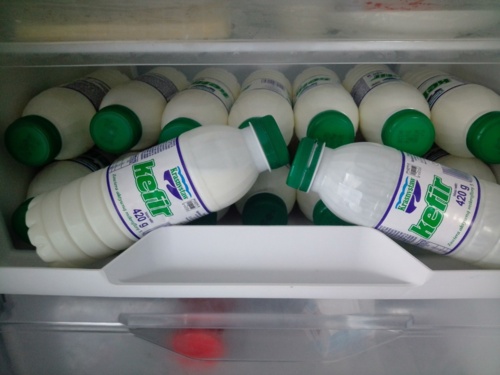 Jak miło, że producent lodówki przewidział specjalną szufladę na kefiry 😍 #kefir #heheszki - strzepan - Hejto.pl