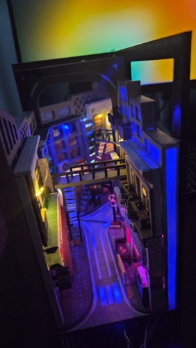 No to uliczka w moim pierwszym #booknook gotowa. Oświetlenie sprawdzone, obydwie strony stoją jak na paradzie. - LovelyPL - Hejto.pl