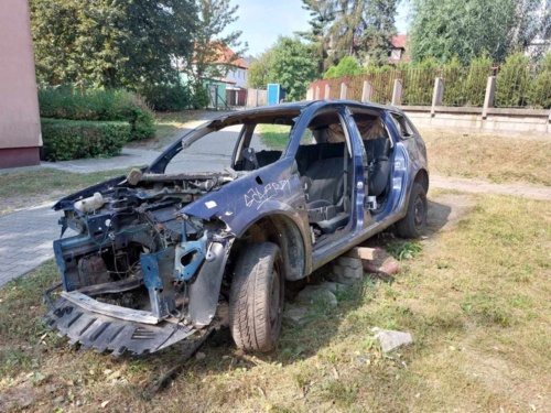 Cud! Wrak na skwerku przy Zamenhoffa usunięty! - Heheszki - Hejto.pl