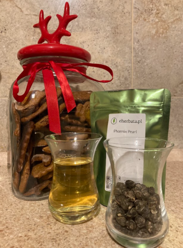 Nowy rok, nowe herbaty!! :grinning: Dziś zaparzyłem sobie zieloną herbatę aromatyzowaną Phoenix Pearl. Z ręką na - Endrevoir - Hejto.pl