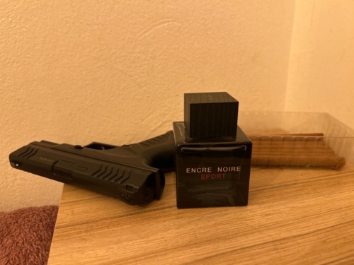 Chce ktoś lekko napoczęty flakon Laliqe Encre Noir Sport? Nie polubie się z tą serią, już się nie łudzę, nikomu - hesuss - Hejto.pl