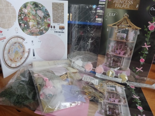 Kupiłam sobie zestaw DIY z Action (｡◕‿‿◕｡) Możecie obstawiać jak szybko się poddam xD #diy #modelarstwo - Jakly - Hejto.pl