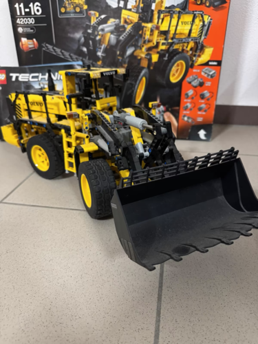 Kolejny zestawik (#42030) z listy, upolowany u nazistów. W cenie pudełko i instrukcja, ale niestety brak pilota. Cena - PanNiepoprawny - Hejto.pl