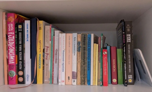 Mam jeszcze kuchenną biblioteczkę. Szukajcie eastereggów, które kiedyś podłożyła moja różowa. I tak zostały w - adamszuba - Hejto.pl