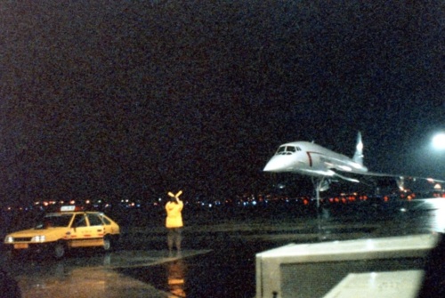 Październik 1993 Okęcie Warszawa. Zwykły Concorde a tuż obok cud klasyki w wysublimowanym limitowanym malowaniu... - RACO - Hejto.pl