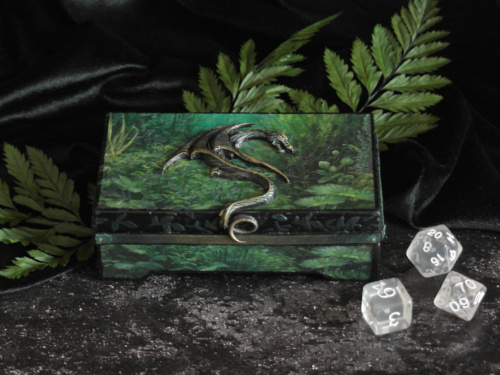 Mikro skrzyneczka na drobiazgi, imitująca trochę kieszonkowego formatu akwarium. Wpuszczenie smoka chyba nie - Apaturia - Hejto.pl