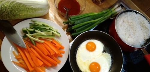 Zaraz bede komponowal bibimbapa :heart_eyes: Tym razem wegerarianskiego #nietylkomielonka #gotujzhejto - Mielonkazdzika - Hejto.pl