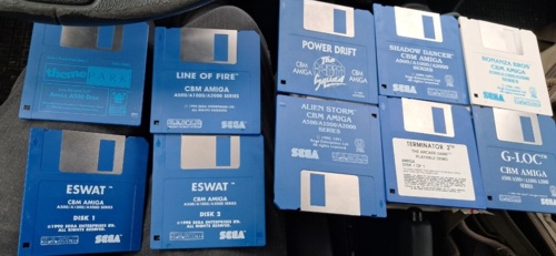 Wyłapana kolejna składanka orginalnych dyskietek z grami na #amiga. Ktos coś kojarzy z tytułów. Szkoda , że Terminator w - Spider
