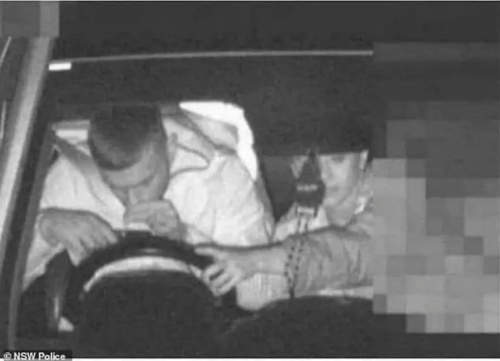 Ostatnio jak z @vredo jechaliśmy na dziewczyny to nam fotoradar zdjęcie zrobił... Mówiłem mu, nie wciągaj tej - cebulaZrosolu - Hejto.pl