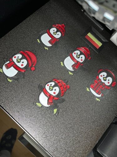 Świąteczne ornamenty nielotne prawie gotowe, zostanie tylko zrobić manaty ( ͡ʘ ͜ʖ ͡ʘ). #heheszki #pingwnxmanat - Tomoe - Hejto.pl