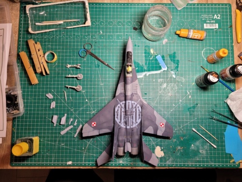 Czas kończyć pracę z migiem-29 #michauhobby #modelarstwo Kolejne wieczory poświęcam na dopracowywanie pojedynczych - michal-g-1 - Hejto.pl