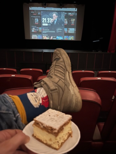 Triple k⁎⁎wa combo!!! W #pracbaza zrobiliśmy sobie prywatny seans premierowy filmu „21:37” Mamy skarpetki w papaja - Klamra - Hejto.pl