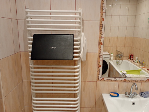 #gownowpis #komputery #koty Niektórzy wywieszają pranie ja wywieszam laptopa. Sierściuch zalał wodą lapatopa. Nie - Alawar - Hejto.pl