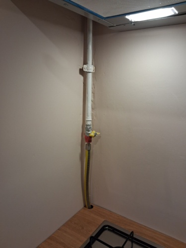 Witam grono eksperckie, leci kolejne pytanie do majstrów: Czym najlepiej zamaskować rurę od gazu, która jest - DerMirker - Hejto.pl