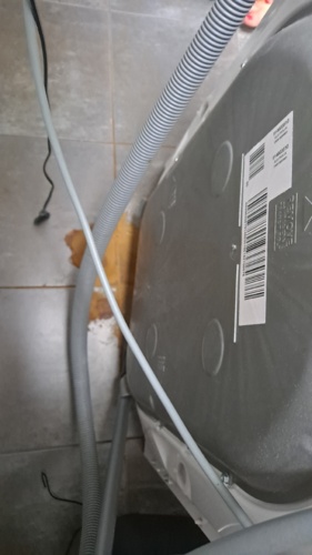 #sprzetagd pralka electrolux w końcu zdechła, przy okazji odkryłem że jest wykonana z tej samej blachy co moja stara - PlatynowyBazant20 - Hejto.pl