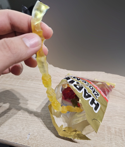 Trafiła mi się niedźwiedzia stonoga w żelkach Haribo xD Tylko ten kolor był połączony, reszta była normalna - Vakarian - Hejto.pl