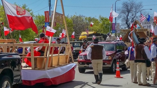 przy kupowaniu chleba, pani sklepowa odnośnie Polonii w stanach: "trumpowi klaskają. ciekawe czy będą klaskać - voy.Wu - Hejto.pl