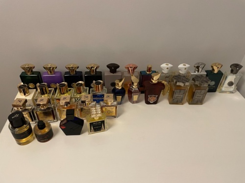 Cześć, Mam trochę flakonów do sprzedania, ilości szacowałem wg wagi. Na życzenie podeśle więcej fotek. Amouage: - kompottt - Hejto.pl